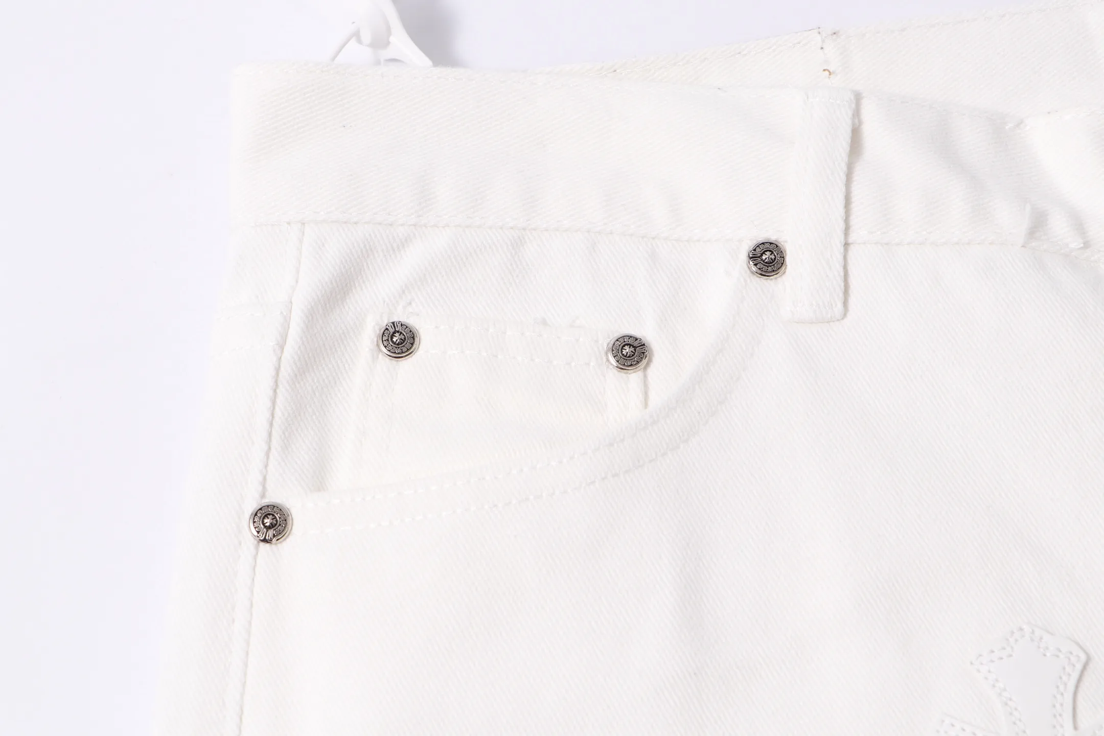 P290 Style No.: H919 Chrome Hearts & Chrome Hearts White Pants Pentagram ⭐️ Jeans for men and women (original). Styles with different washes and textures, very friendly to people with thin legs and thick legs. The slightly flared version is very flattering to the leg shape. Moderate length that never goes out of style, easy to match with casual, basic styling for various styles, a must-have in the wardrobe! The fabric is stiff but also makes the upper body soft without losing texture. The washing process is even more perfect. It is a must-have item for everyone! ! ! Washed wheat, tag, pants label, three labels complete Color: white Size: 28-30-32-34